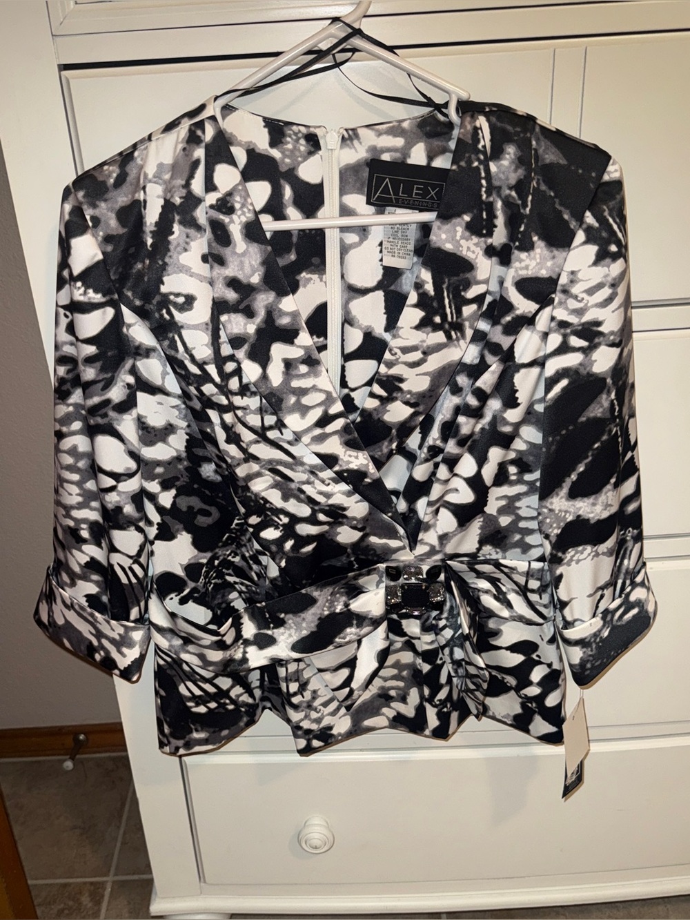 Alex Evenings Black & White Abstract Printed Wrap Blouse Sz Medium NWT